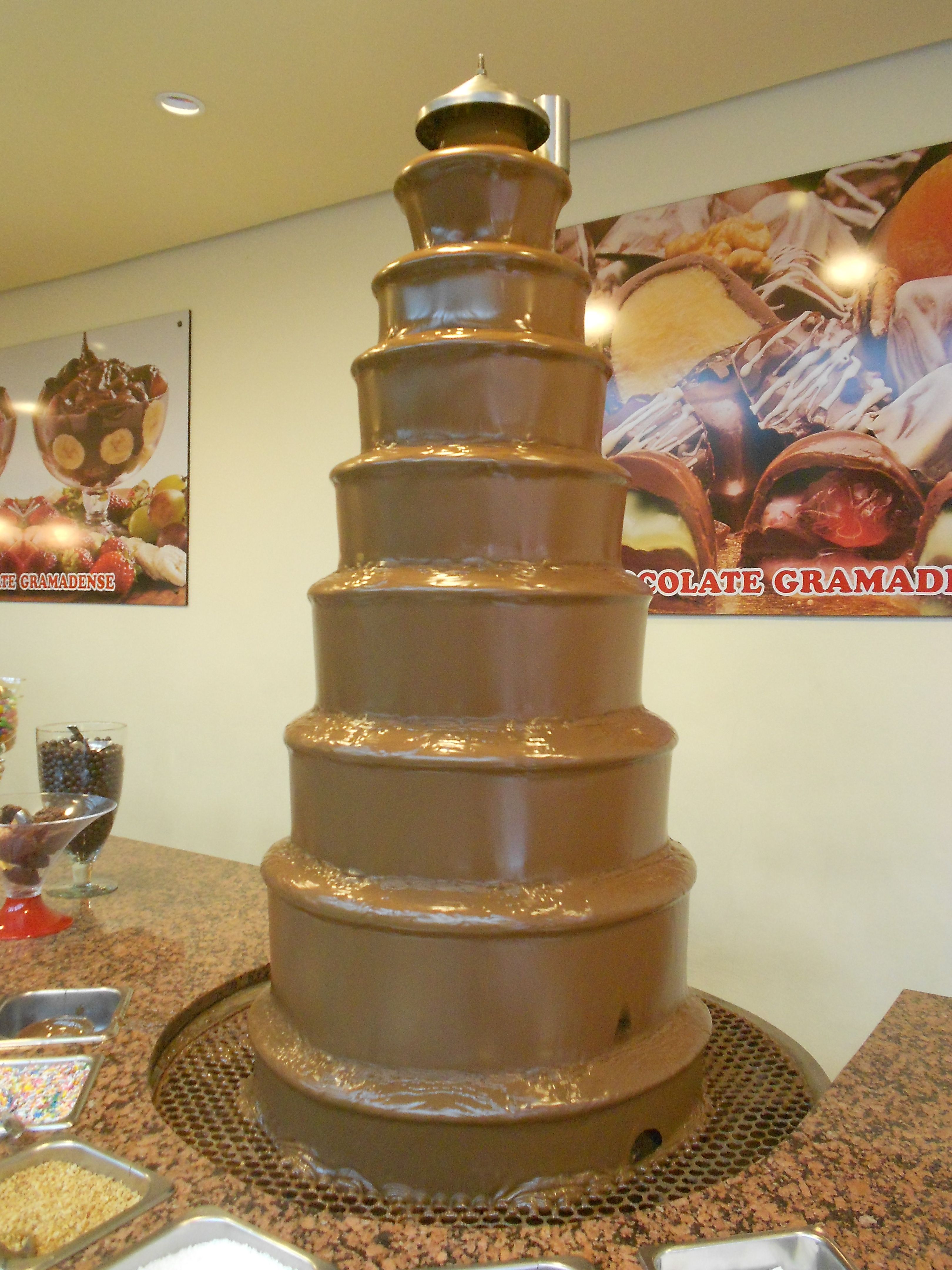 Cascata de chocolate em loja de Gramado
