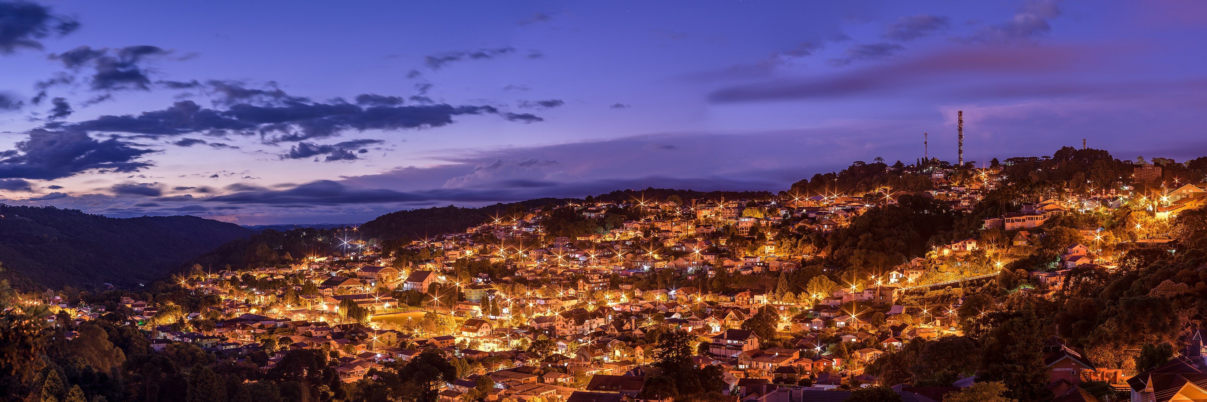 Vista noturna do centro de Gramado iluminado, na Serra Gaúcha